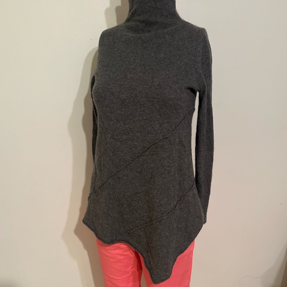 Neiman Marcus 100% Cashmere Turtleneck Sweater Gray Size M | Asymmetrical Hem